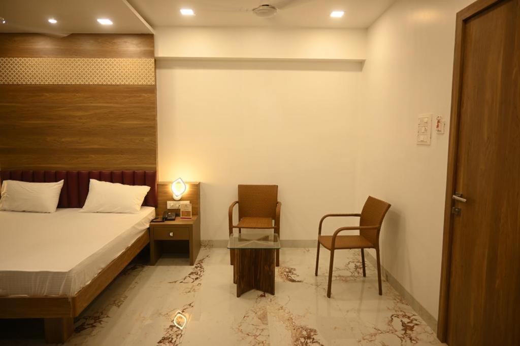 Hotel Prime Square Daund Exterior photo